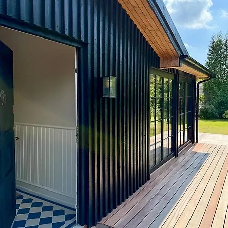 Architect-designed Summer House Near Сasa de vacaciones